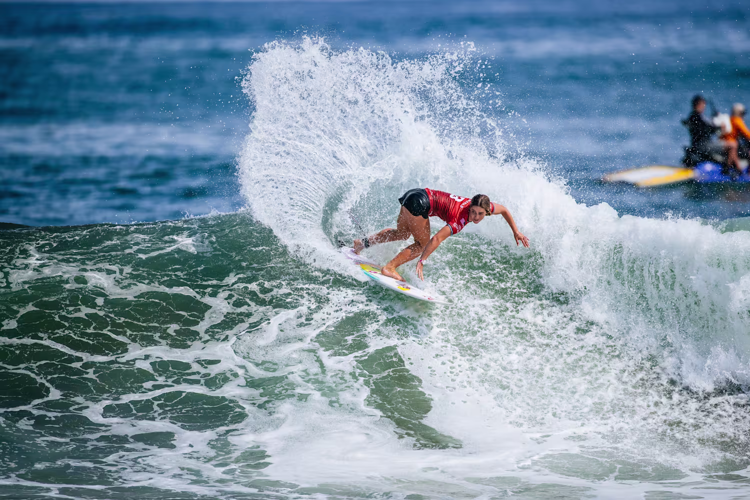 Asesora mostrando un auto a una pareja en concesionario